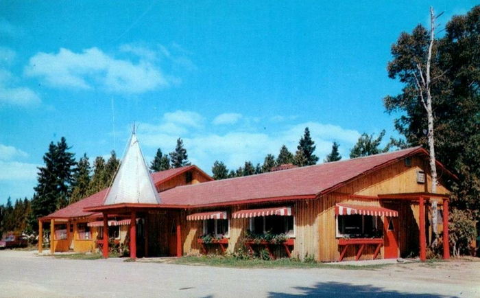 Roofs Wigwam - Vintage Postcard